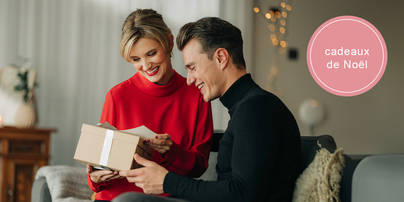 Les mannequins haar-shop échangent leur cadeau de Noël