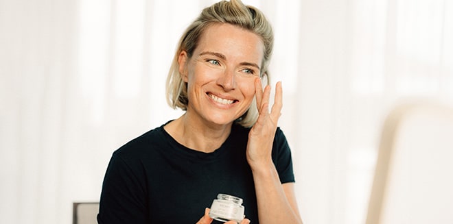 haar-shop Model mit Augenpflege