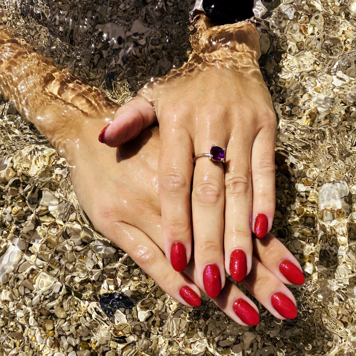 red nails, classic nail design, trend look for the nails