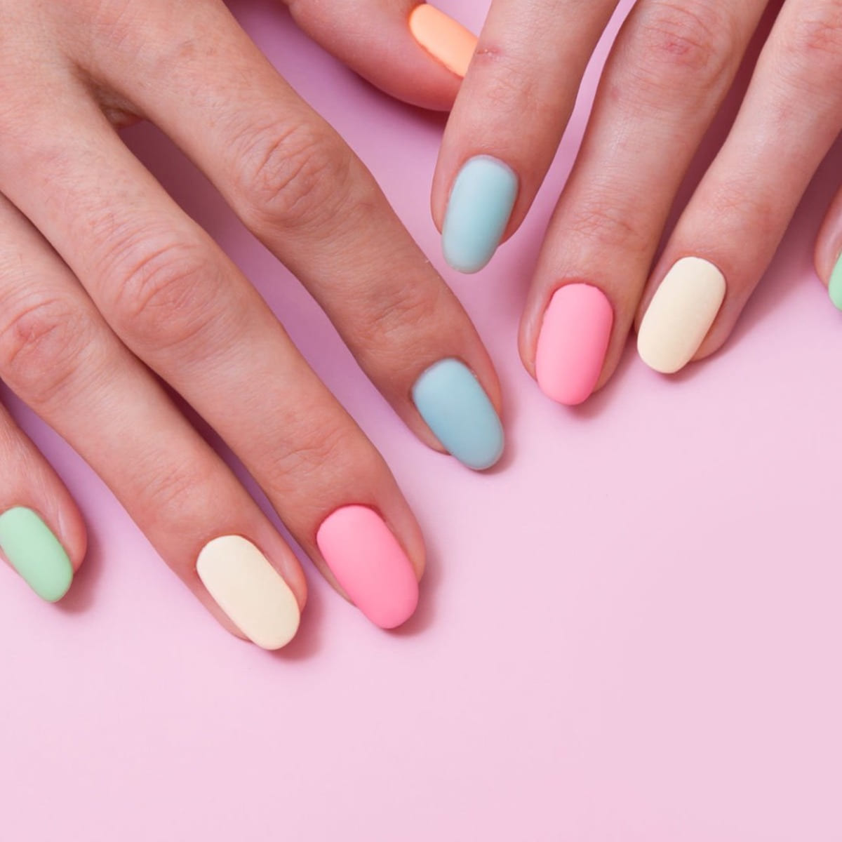 Pastel shades, coloured nails, trend look