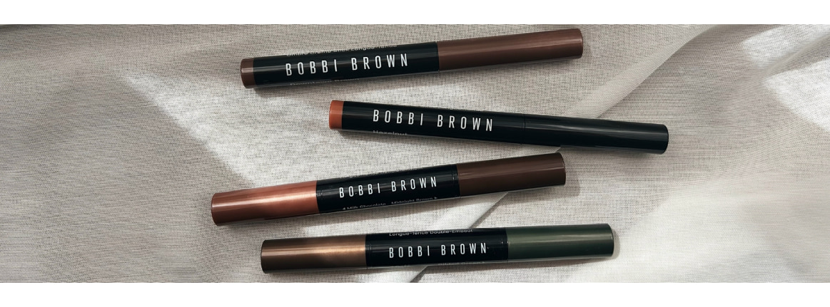 vier bobbi brown long wear cream shadow sticks auf weisser fläche im sonnenlicht