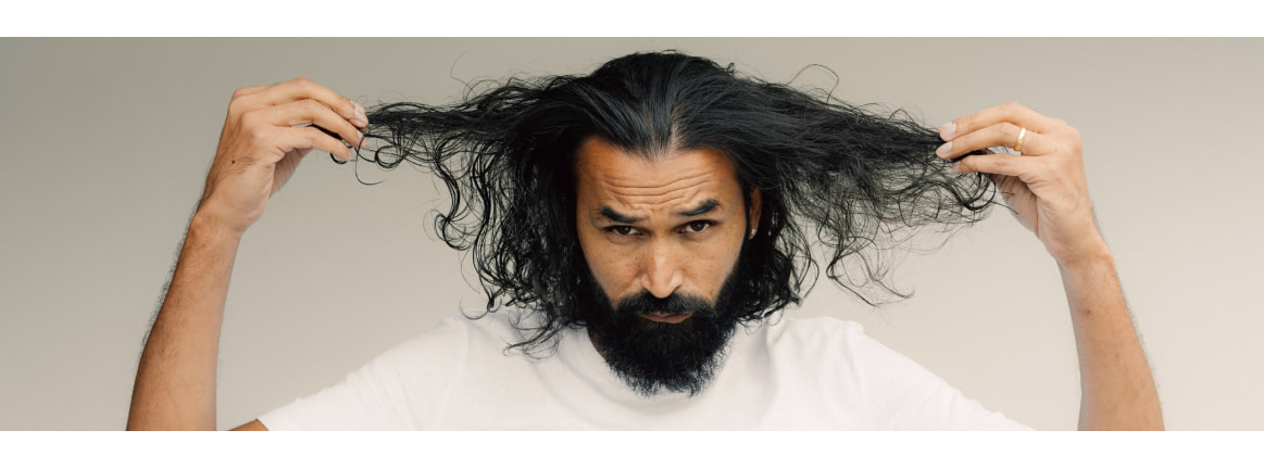 mann mit dunklen langen haaren