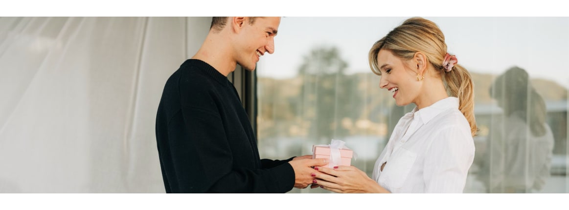 mann schenkt frau ein geschenk