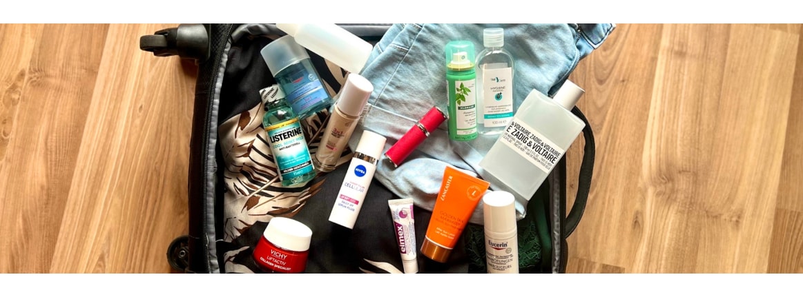 koffer mit beauty produkten in reisegrösse