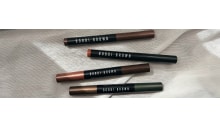 vier bobbi brown long wear cream shadow sticks auf weisser fläche im sonnenlicht