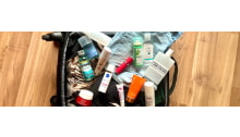 koffer mit beauty produkten in reisegrösse