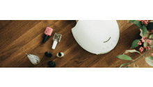 brauner tisch mit nagellack und led-lampe