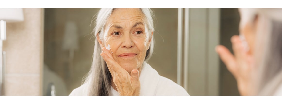 dame mir offenem haar und creme im gesicht, welche mit den haenden verstrichen werden