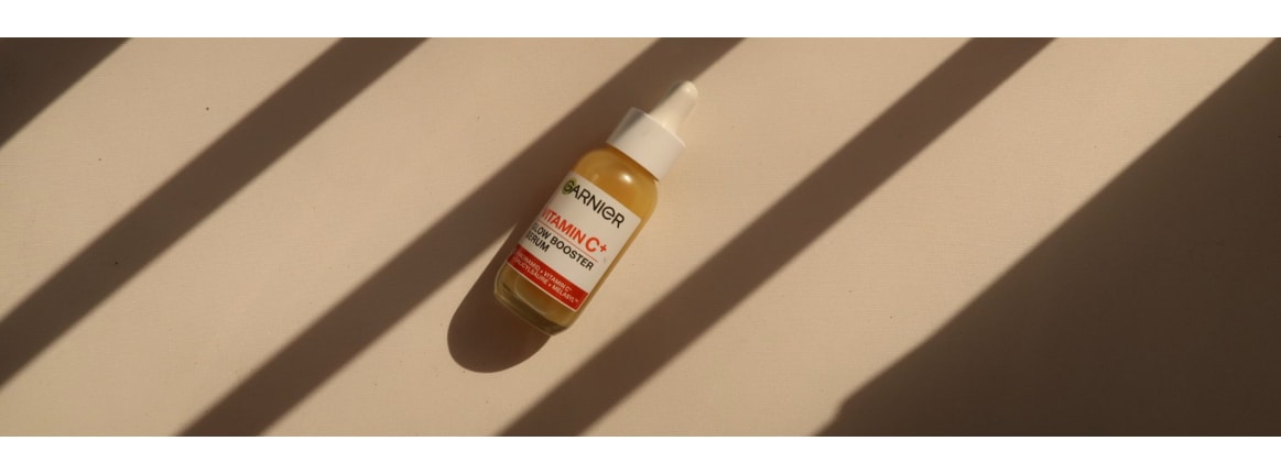 vitamin c serum von garnier welches auf beigem hintergrund ist