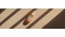 vitamin c serum von garnier welches auf beigem hintergrund ist
