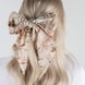 Scrunchie di Perle con Fiocco Marmorizzato e Due Fermagli per Capelli - marrone chiaro