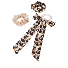 Elastici attorcigliati con fiocco e una confezione doppia  di scrunchie in tinta unita e in leo print, nero-marrone