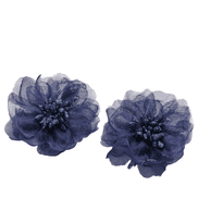 Fleur en tissu bleu nuit légèrement brillant sur pince à cheveux