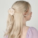 Fleur En Tissu Sur Une Pince À Cheveux