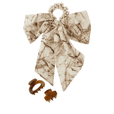 Scrunchie di Perle con Fiocco Marmorizzato e Due Fermagli per Capelli - marrone chiaro