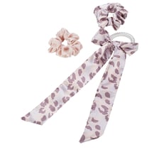 Elastico ritorto con fiocco e una confezione da due di scrunchie in tinta unita e in leo print, lilla